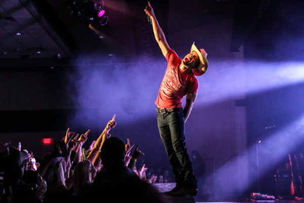 DustinLynch-hdr-e1557442672440